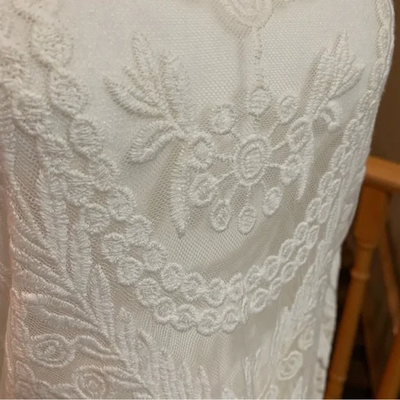 Embroidered sheet top - Picture 2 of 4